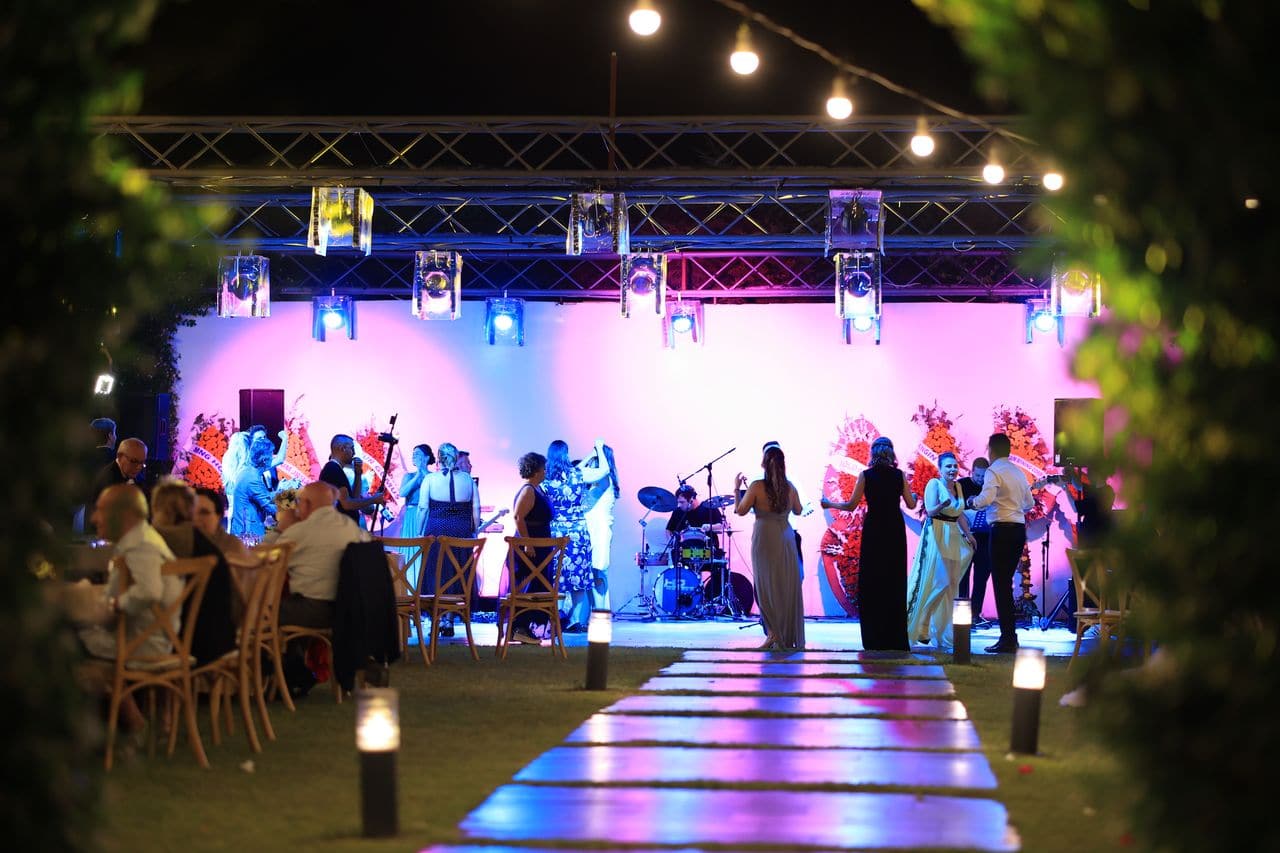 Gece sahnede canlı müzik ve ışıklı dans pisti