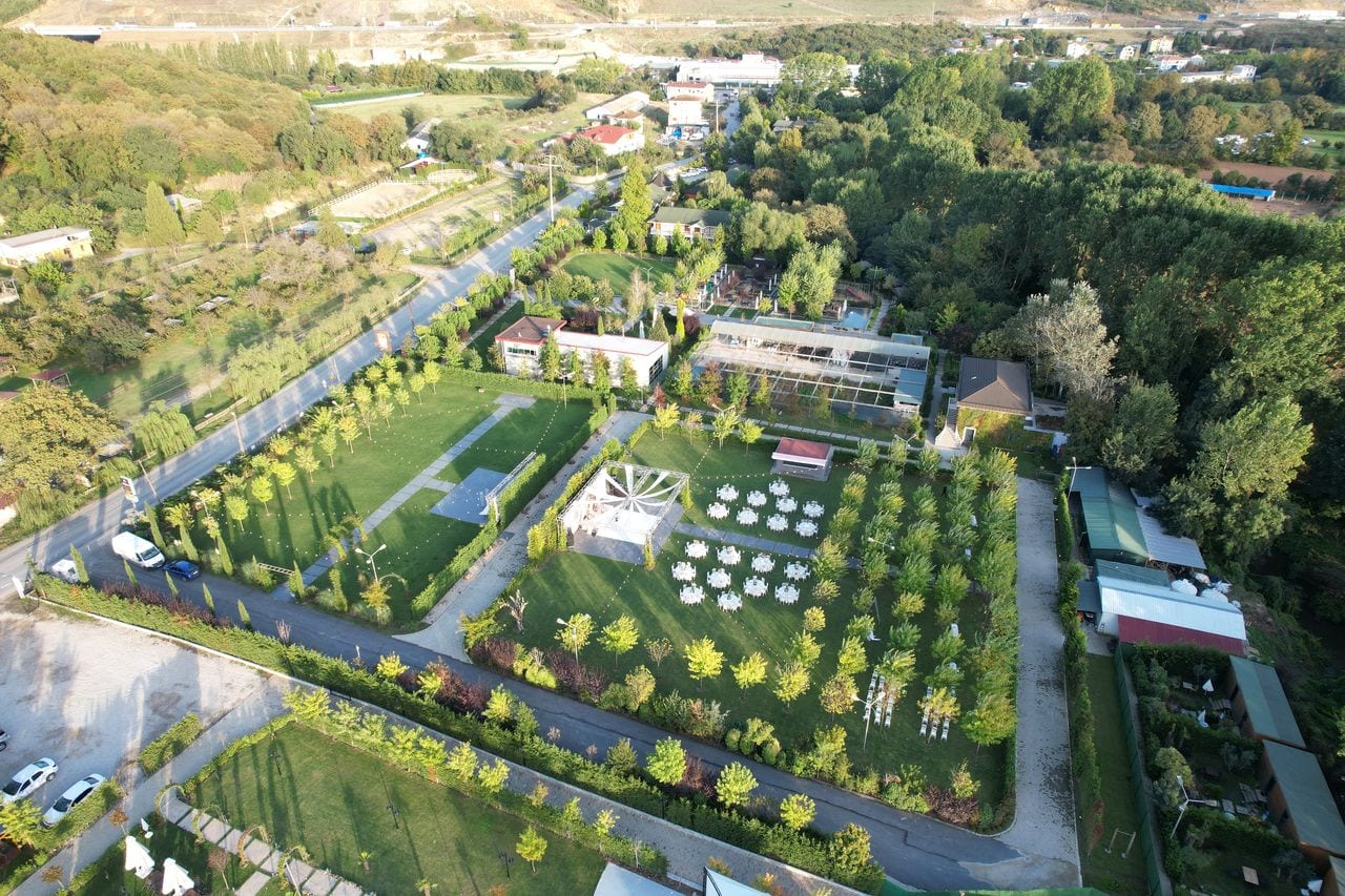 Kır düğünü kurulumunun havadan görünümü