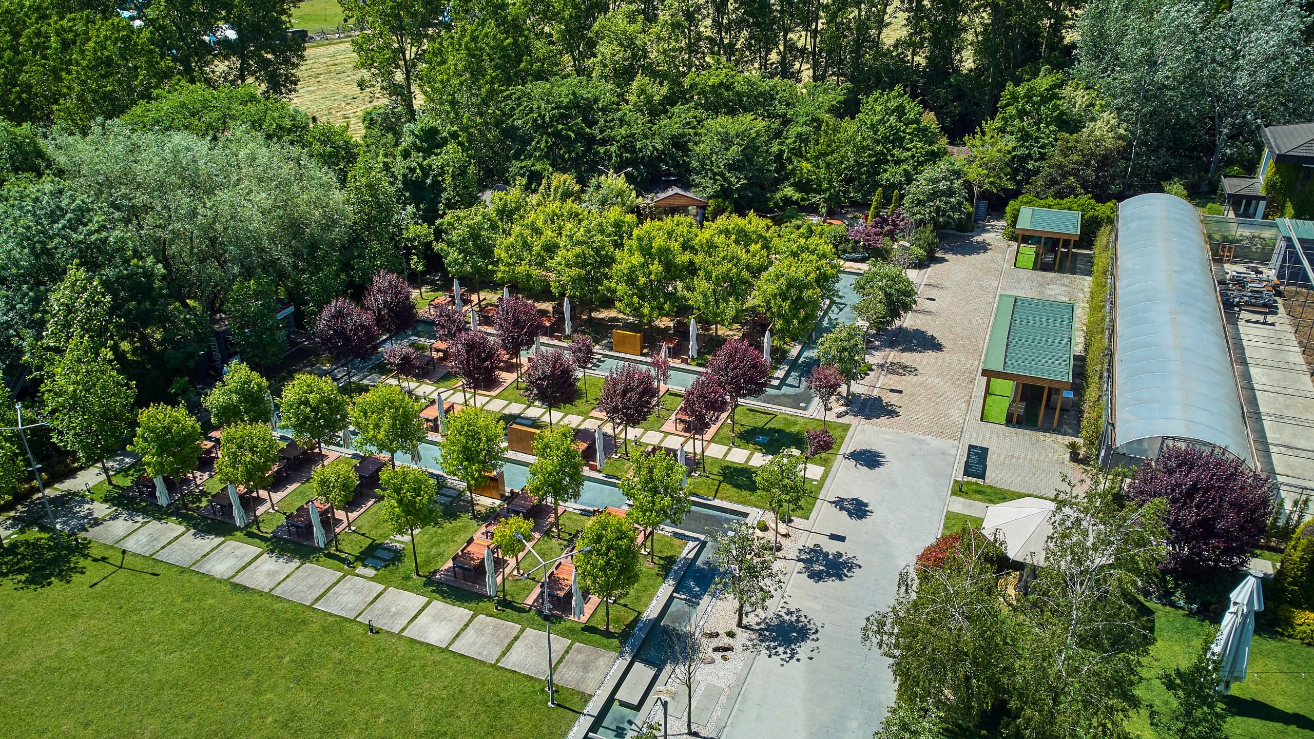 Digma Beykoz'un havadan görünümü: pergola sıraları, sera ve bahçeler
