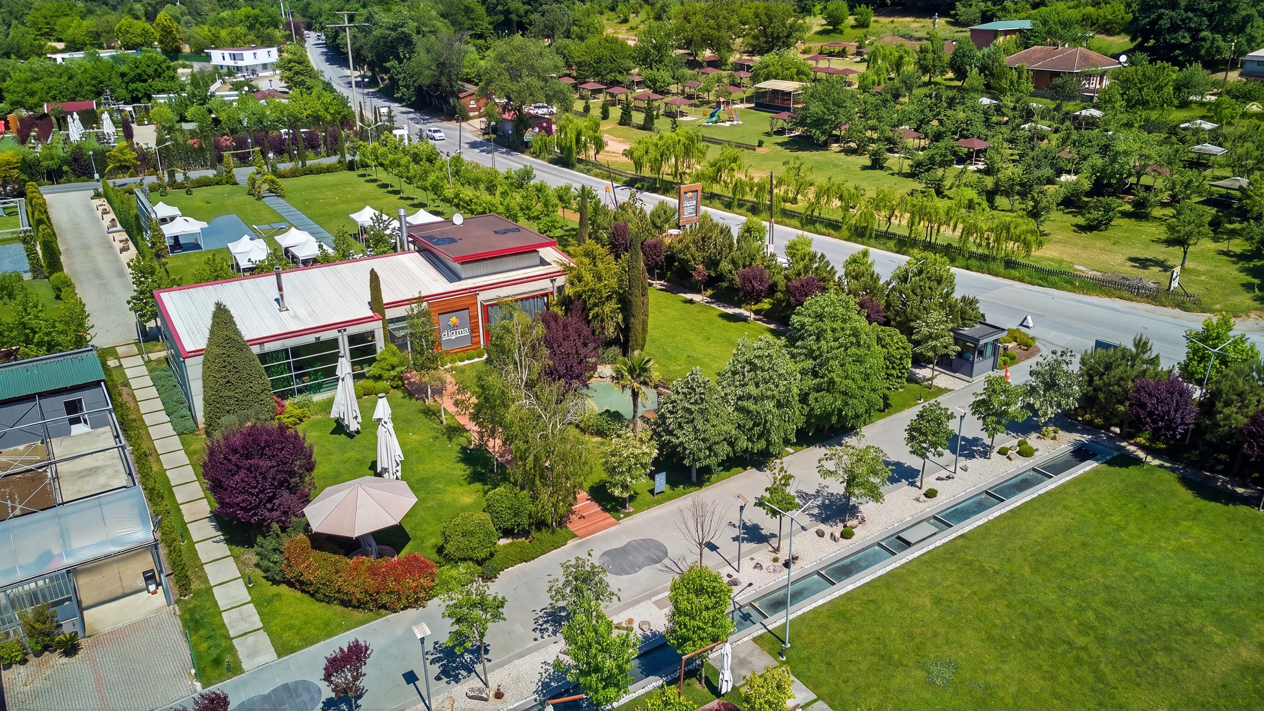 Havadan görünüm: Digma restoran binası ve çevresindeki bahçeler