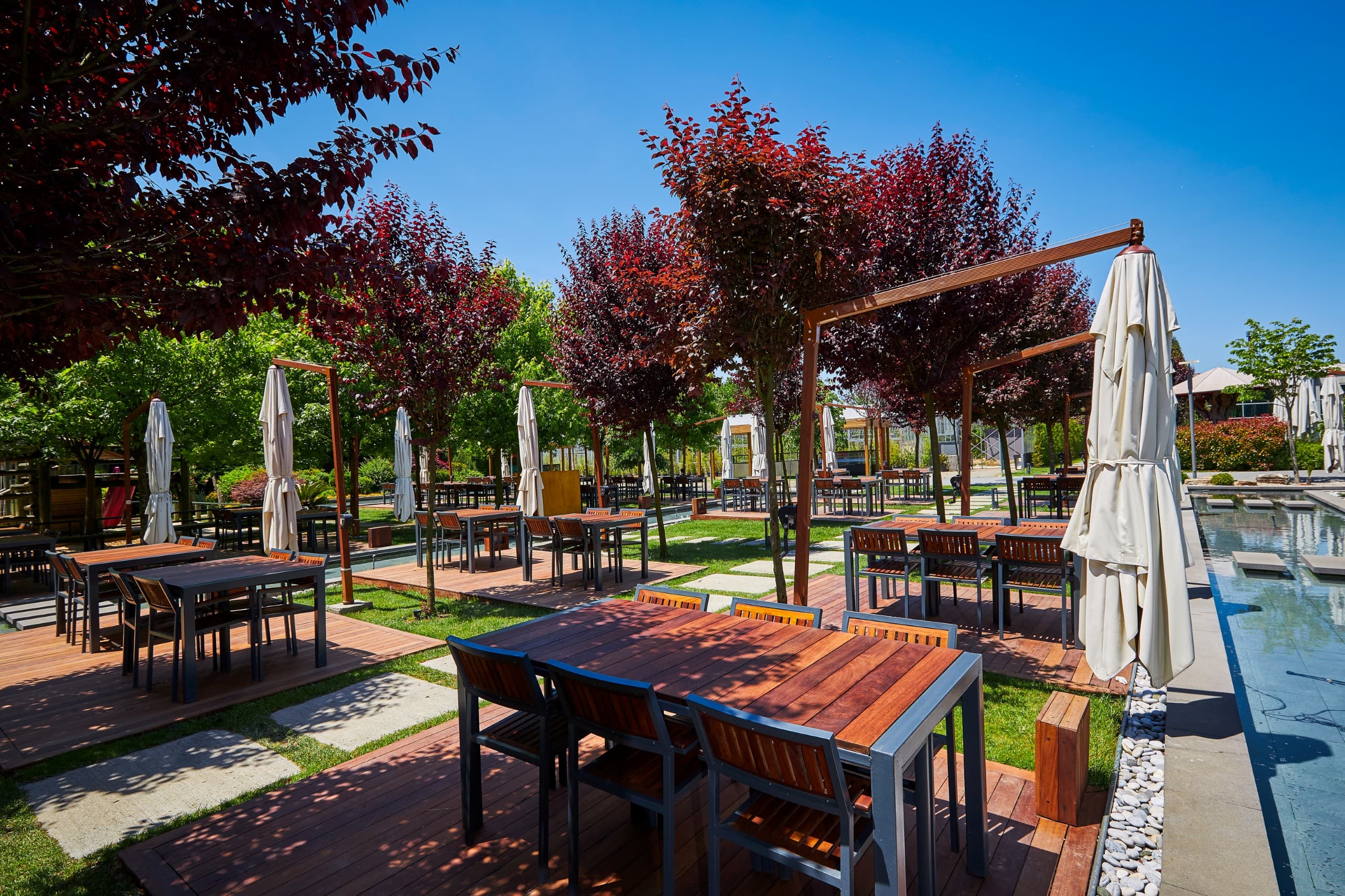 Pergola altında su kenarı masası