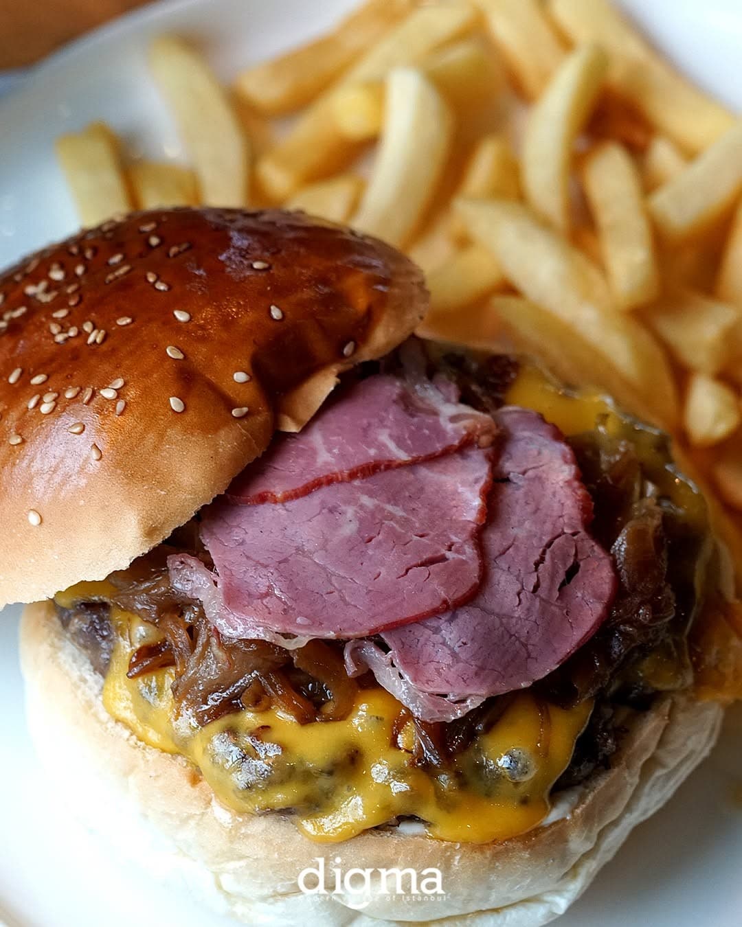 Digma Burger: pastırmalı, patates kızartması eşliğinde