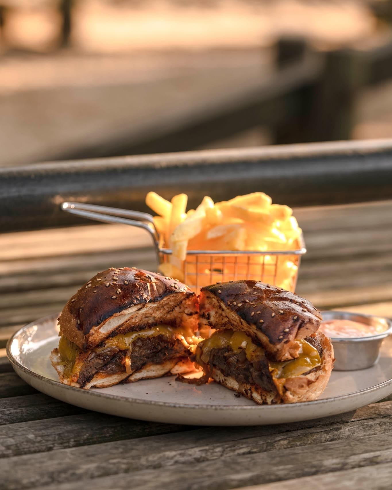 Mushroom Burger, sepette patates kızartmasıyla