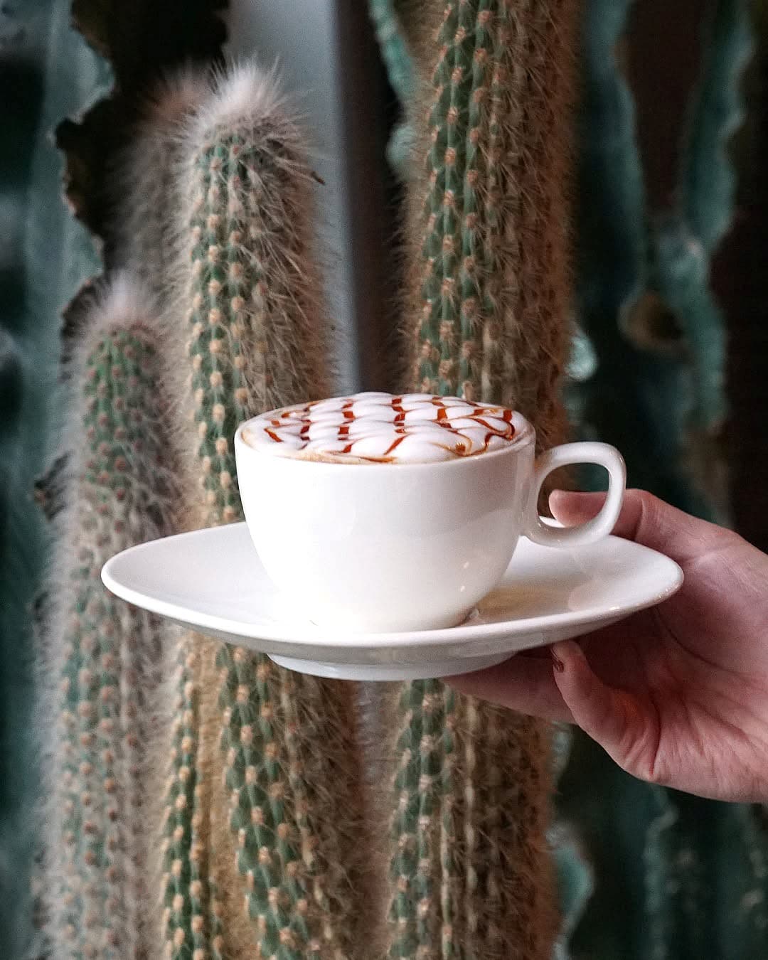 Karamel süslemeli mocha