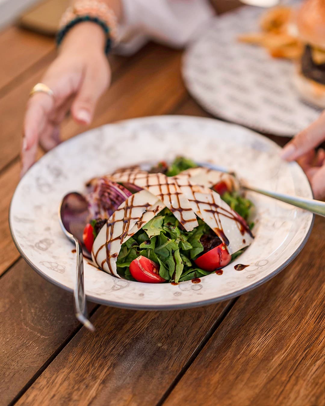 Roka salatası, balzamik soslu